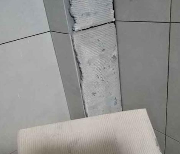 天元瓷砖空鼓维修公司分享下厨房瓷砖脱落的补救措施。